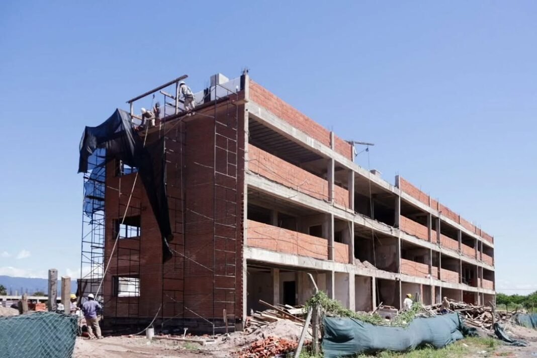 Construyen 1.600 viviendas en Manantial Sur: cómo avanza el megaproyecto habitacional en Tucumán Construyen 1.600 viviendas en Manantial Sur: cómo avanza el megaproyecto habitacional en Tucumán