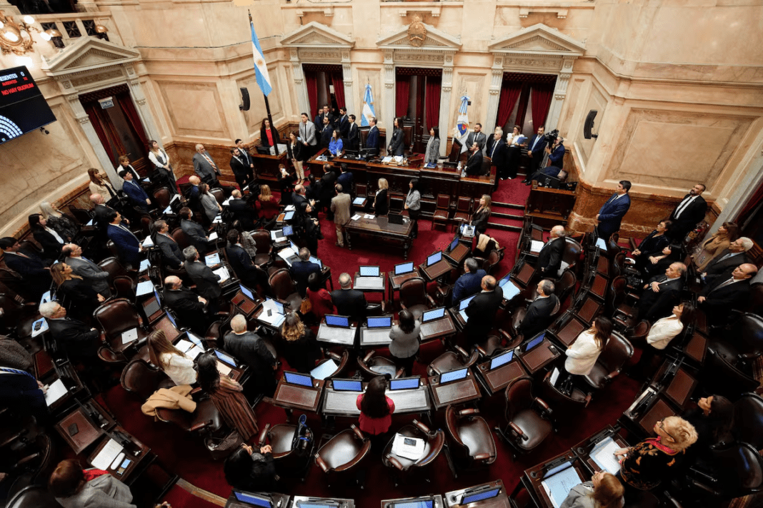 Senadores de la UCR y de Santiago del Estero se sumaron a La Libertad Avanza y renunciaron al aumento de sus dietas Senadores de la UCR y de Santiago del Estero se sumaron a La Libertad Avanza y renunciaron al aumento de sus dietas