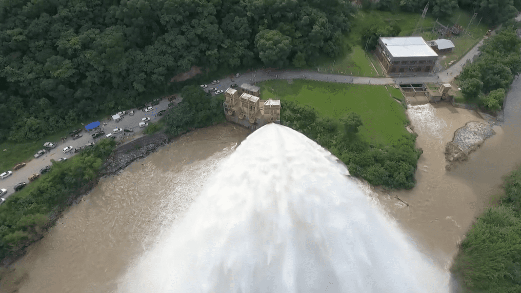 El Cadillal libera más agua y evacúan familias en la Banda del Río Salí El Cadillal libera más agua y evacúan familias en la Banda del Río Salí